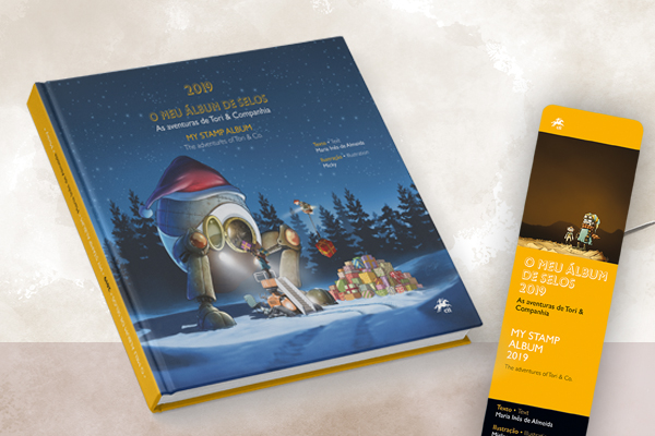 Capa com ilustração de robot com gorro de Natal na neve, rodeado de presentes e floresta ao fundo.